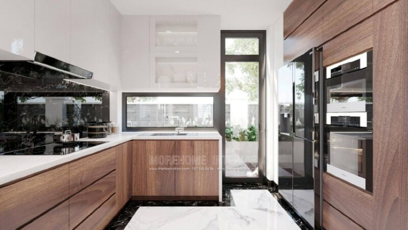 Với cách bố trí nội thất độc đáo, mẫu phòng bếp hiện đại trong đây sẽ là một mẫu thiết kế tuyệt vời cho các không gian như nhà phố có sân vườn, biệt thự,.. Lối đi ra ngoài sân vườn, bạn có thể tận dụng trồng những cây rau thơm, gia vị; cánh cửa kính trắng giúp bạn có thể vừa nấu ăn vừa theo dõi hoạt động ngoài trời của con. Mẫu nội thất biệt thự đẹp