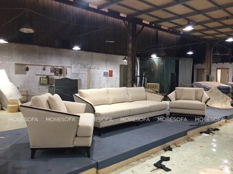 Làm đẹp cho không gian phòng khách gia đình bạn với mẫu sofa hiện đại bọc nỉ màu trắng sữa hài hòa, đẹp mắt.