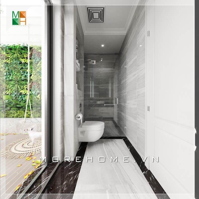 Mẫu thiết kế nội thất cho nhà vệ sinh nhỏ gọn, tiện nghi được tạo ra với diện tích hẹp. Tuy nhiên, sử dụng gạch men bóng ốp tường phản chiếu kết hợp cùng cửa kính làm căn phòng trở nên rộng hơn.
